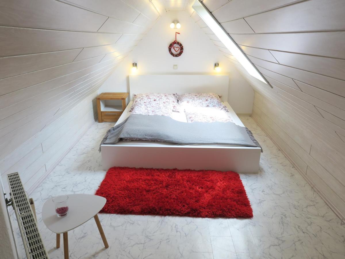 Schone Dachgeschosswohnung In Villa Mit Zentrumsnaher Lage Schleiz Esterno foto